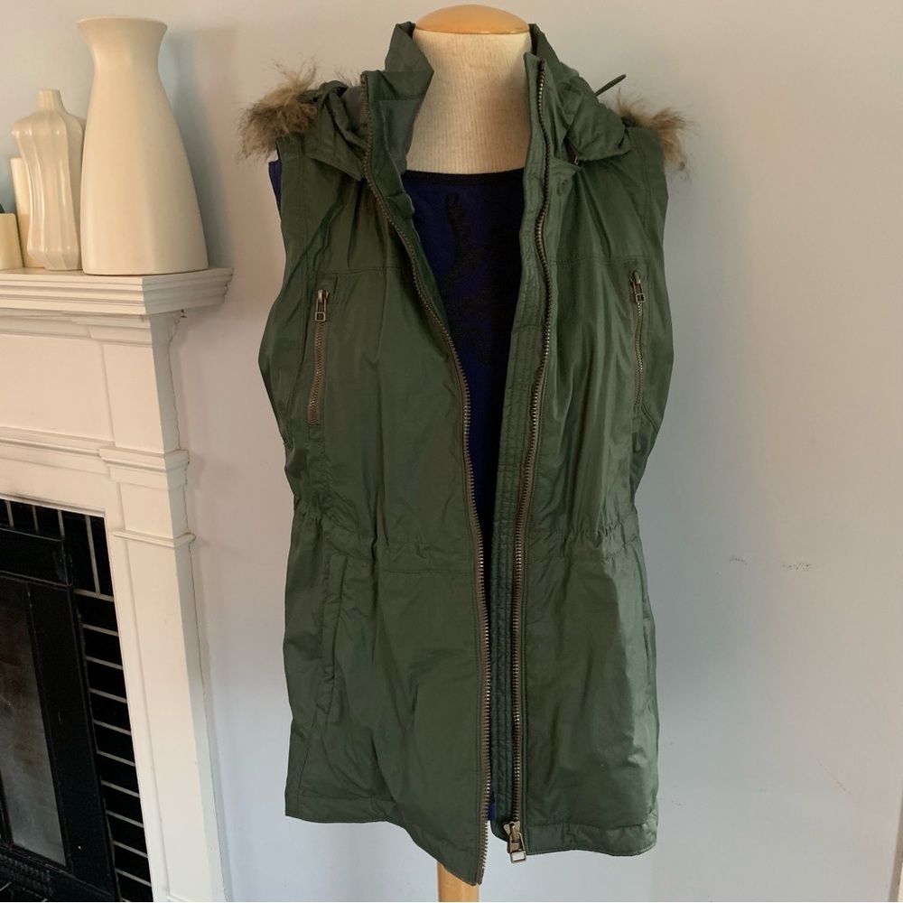 Athleta green Alpine Air Vest with removable faux fur collar Size medium - Picture 4 of 13